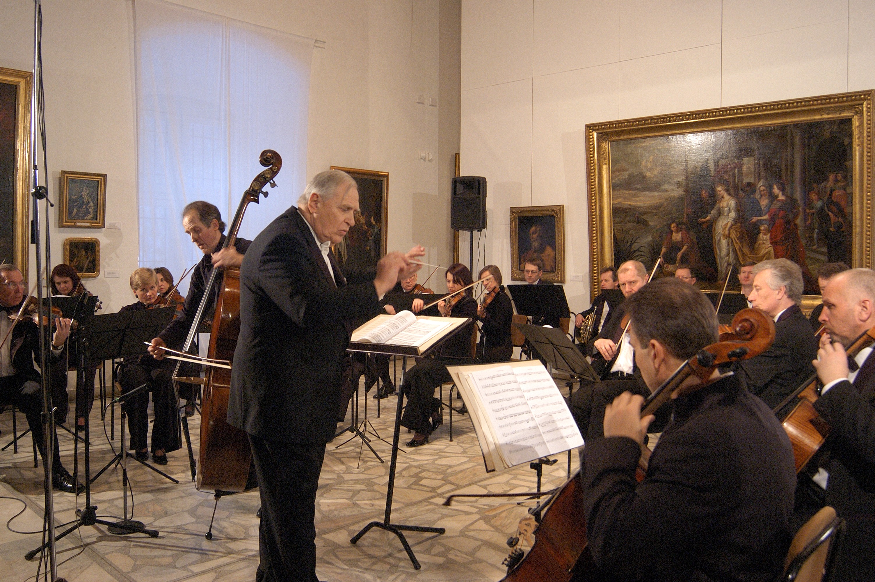 arnoldas gurinavičius griežia solo su lko, diriguojamu sauliaus sondeckio 040229 02_michailo raškovskio foto.jpg