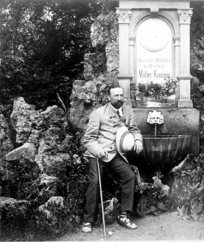 Sasnauskas 1912 m Verishofene (Vokietijoje) prie hidroterapijos kurejo S Kneipo paminklo.jpg