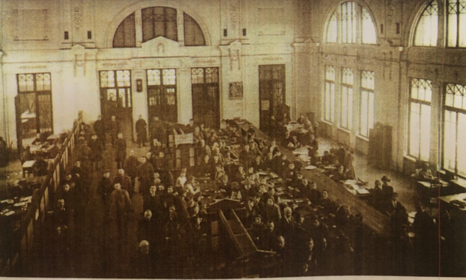 1922 m. vasaris. LR Finansų ministerijos salėje vyksta paruošiamieji darbai Nepaprastos Krašto Gynimo Reikalams paskolos tiražui vykdyti..jpg