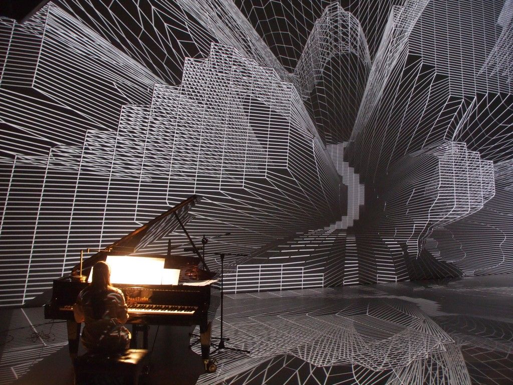 Maki Namekawa projekte Deep SPace Music 2012 m. Ars Electronica festivalyje. Foto Nohlab.jpg