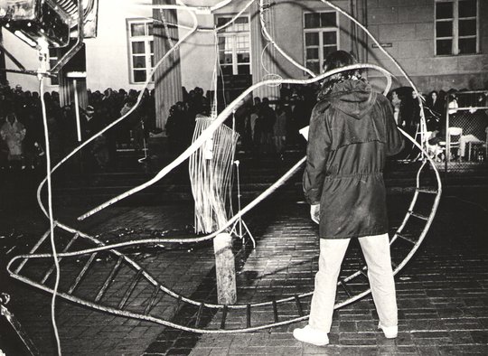 2.Labirintas-Snieguolės_Dikčiūtės_performansas.jpg