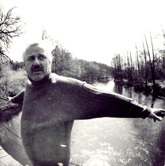 Prie Merkio (Algirdas Tarvydas).jpg