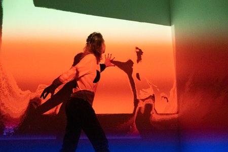 Raimonda _Įi_½kait_Ś akimirka i_Ī performanso ŌĆ×Satellites of the SelfŌĆ£. Nuotraukos autor_Ś Maria Belova.jpg
