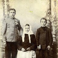 Petras Biržys su broliu Juozu ir motina Anele