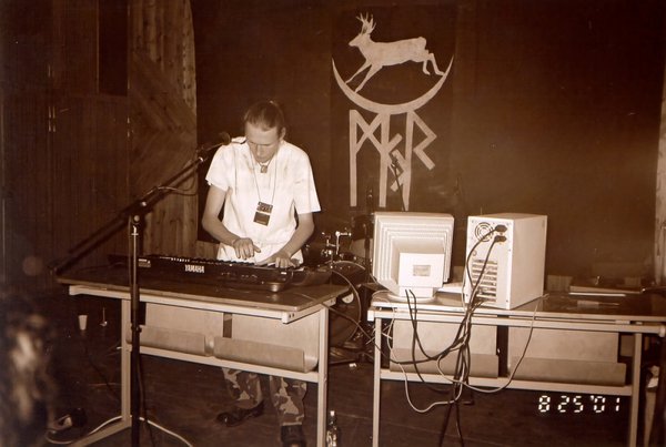 MCKARAS_festivalyje Menuo Juodaragis 2001-aisiais, foto - Gediminas Banaitis.png