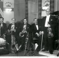 "Metropolio" orkestras. Dešinėje stovi vadovas M. Hofmekleris