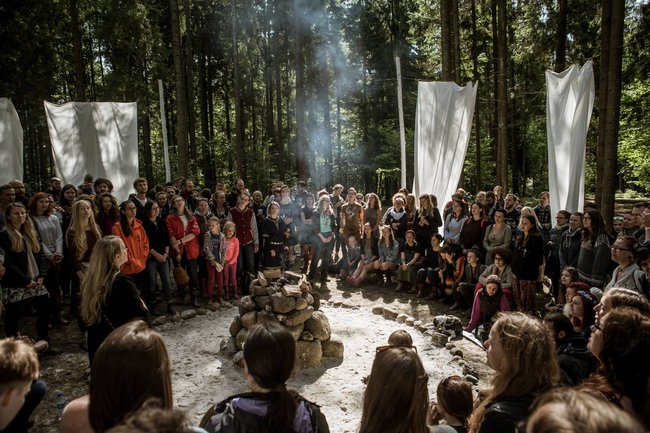 Promočių giesmių sutartinių ratas po ąžuolu. Festivalis _Mėnuo juodaragis_.jpg