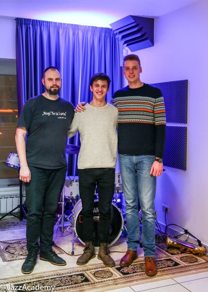 Iš kairės į dešinę Mikalkėnas, Giedra, Apulskis aut. Jazz Academy.jpg