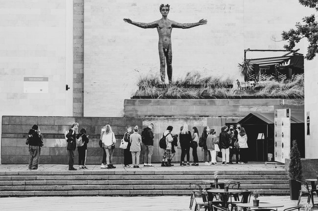 Publika laukia „Abudu“ koncerto prie Mykolo Žilinsko dailės galerijos Kaune. Foto: Šarūno Jaskutėlio 15.jpg